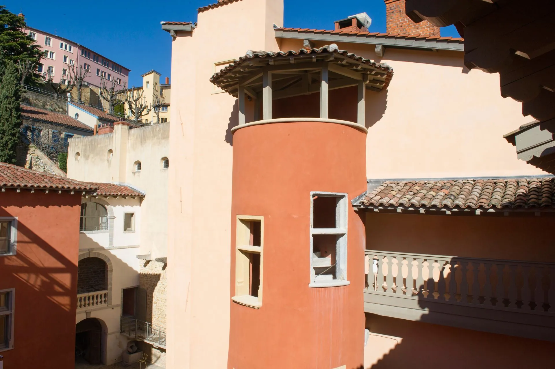 Rénovation de la tour rose food traboule à Lyon par 2B-Groupe