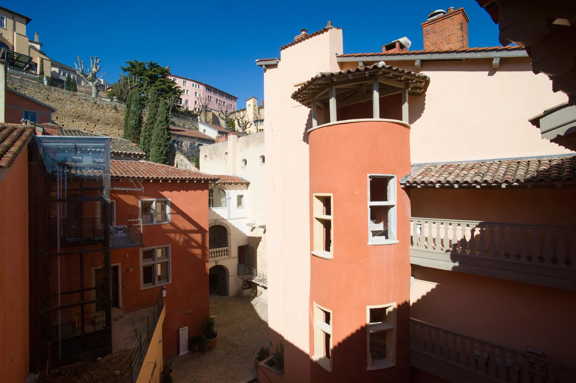 Rénovation de la tour rose food traboule à Lyon par 2B-Groupe