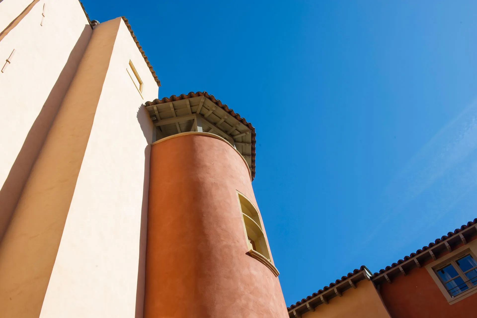 Rénovation de la tour rose food traboule à Lyon par 2B-Groupe
