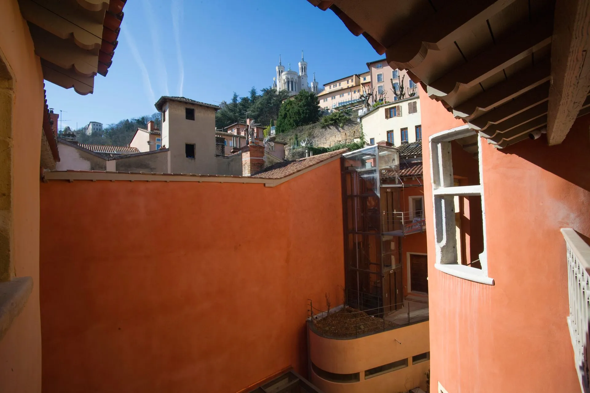 Rénovation de la tour rose food traboule à Lyon par 2B-Groupe
