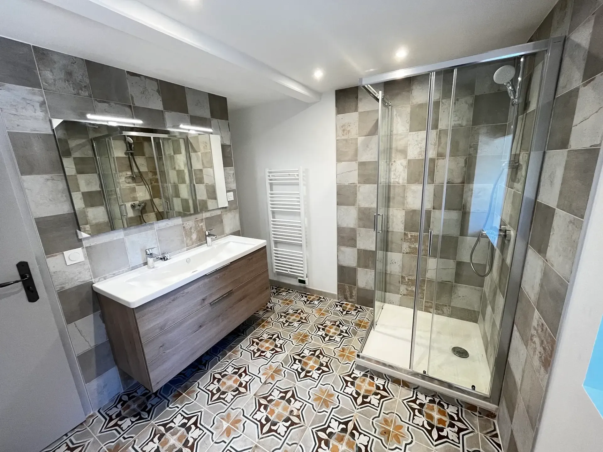 Rénovation d'intérieur de maison en pisé par 2B-Groupe