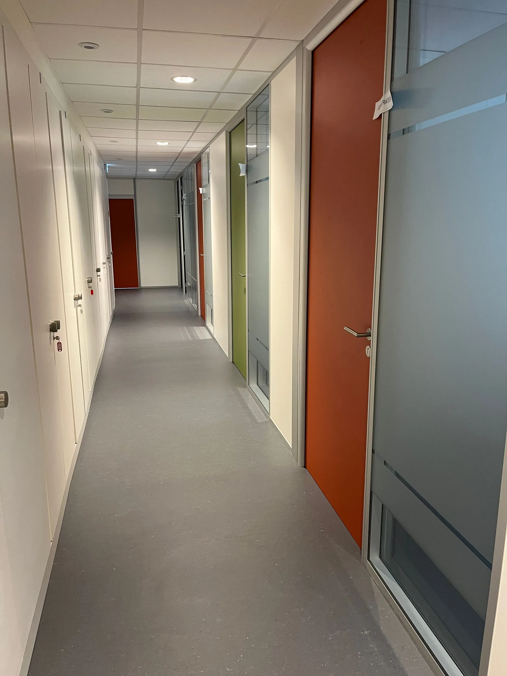 Rénovation des locaux d'une association à Villeurbanne par 2B:groupe