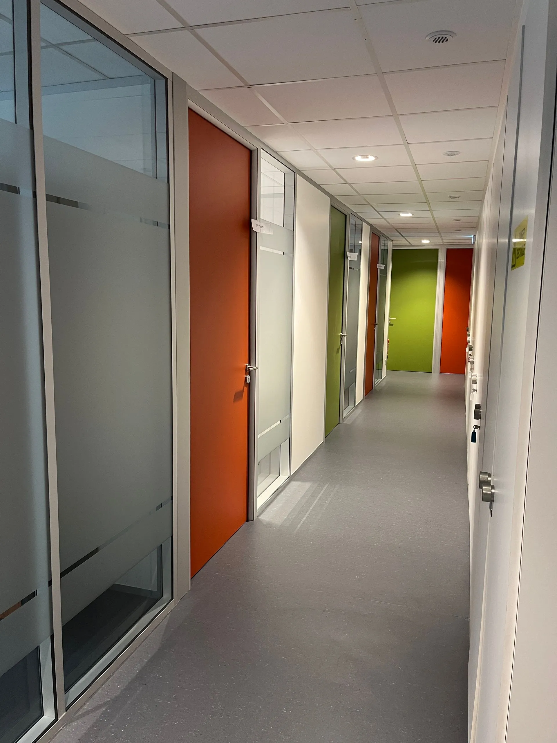 Rénovation des locaux d'une association à Villeurbanne par 2B:groupe